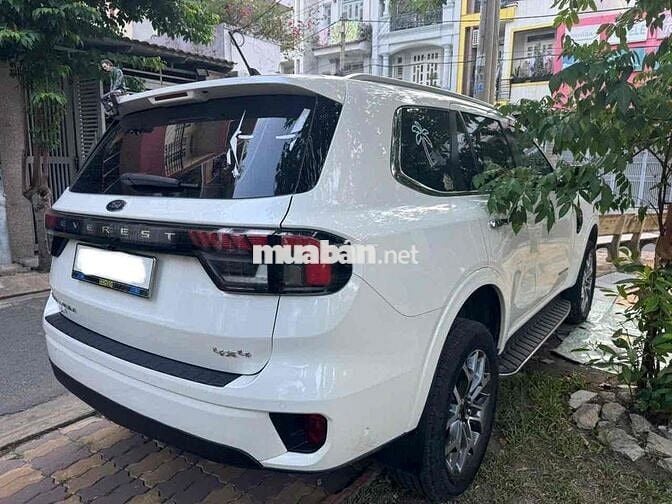 Ford Everest Titanium 2 cầu 2022 trắng đi lướt