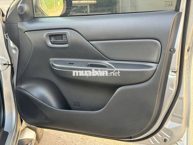 Bán Mitsubishi Triton GLX 2020 số sàn màu bạc