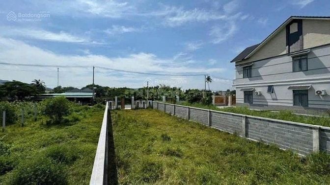 Bán lô đất thổ cư 2 mặt tiền, diện tích 150m2, gần biển Phước Hải, giá