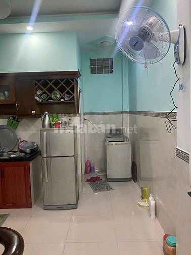 4x15m đúc  1 lầu  có 3pn  ,2wc  hẻm 3m  .cách đường  xe tải  20m