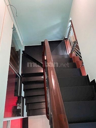 4x15m đúc  1 lầu  có 3pn  ,2wc  hẻm 3m  .cách đường  xe tải  20m