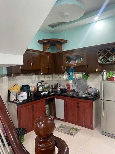 4x15m đúc  1 lầu  có 3pn  ,2wc  hẻm 3m  .cách đường  xe tải  20m
