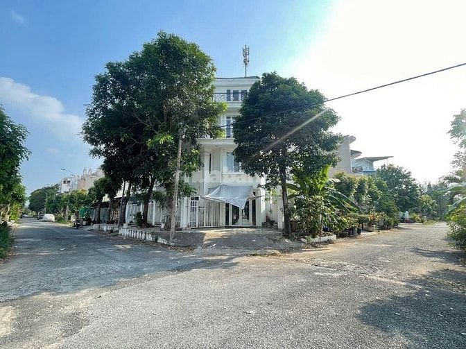 Cần bán căn nhà phố gắn 2 mặt tiền KDC 13C Greenlife mặt tiền NVLinh 