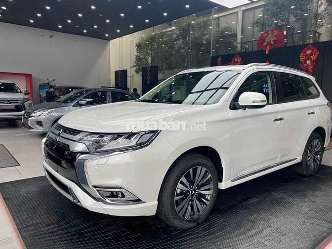 Mitsubishi Outlander 2025 2.0 CVT giá xả kho