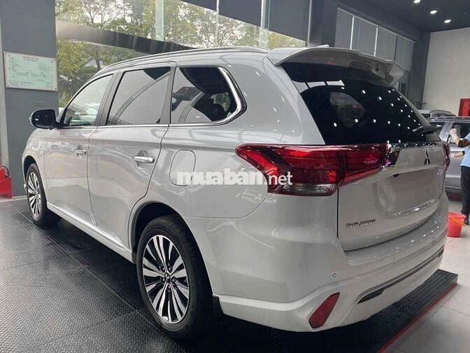 Mitsubishi Outlander 2025 2.0 CVT giá xả kho