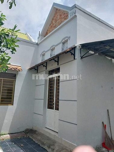 Bán căn cấp 4 sân vườn rộng rãi 