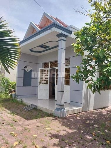Bán căn cấp 4 sân vườn rộng rãi 
