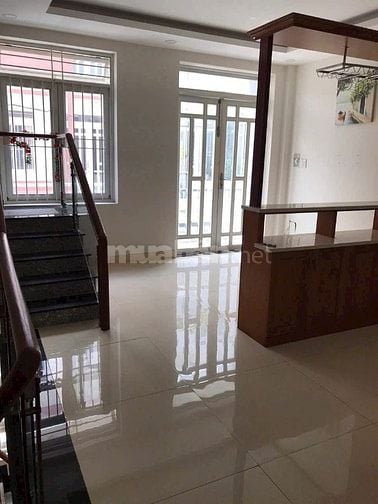 Nhà chính chủ bán gấp 1 trệt 2 lầu đường xe hơi 7m. Nhà xây ở kiên cố