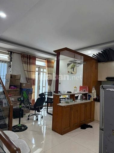 Nhà chính chủ bán gấp 1 trệt 2 lầu đường xe hơi 7m. Nhà xây ở kiên cố