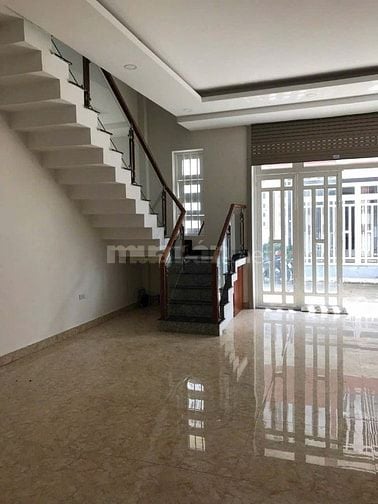 Nhà chính chủ bán gấp 1 trệt 2 lầu đường xe hơi 7m. Nhà xây ở kiên cố