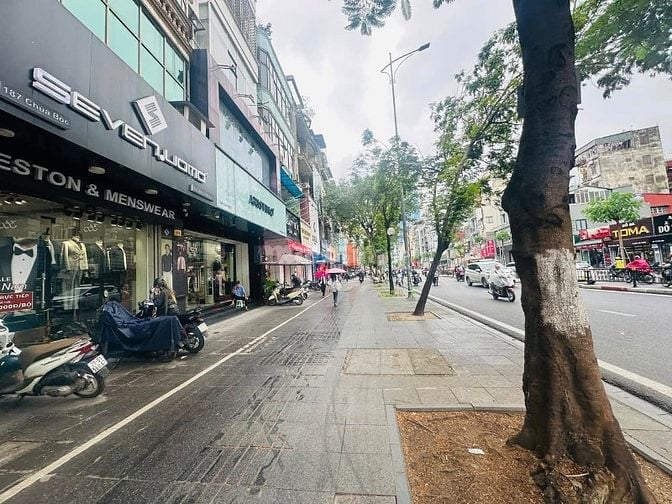  Bán nhà mặt phố Chùa Bộc 50m2, 35 tỷ, vỉa hè rộng, kinh doanh.