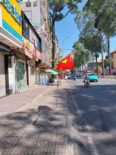 Măt Tiền NgTri Phương,P9,Q5. 4 dài15m, 1 Lầu+ 1 cănhộ 40m. Giá 23,5Tỷ