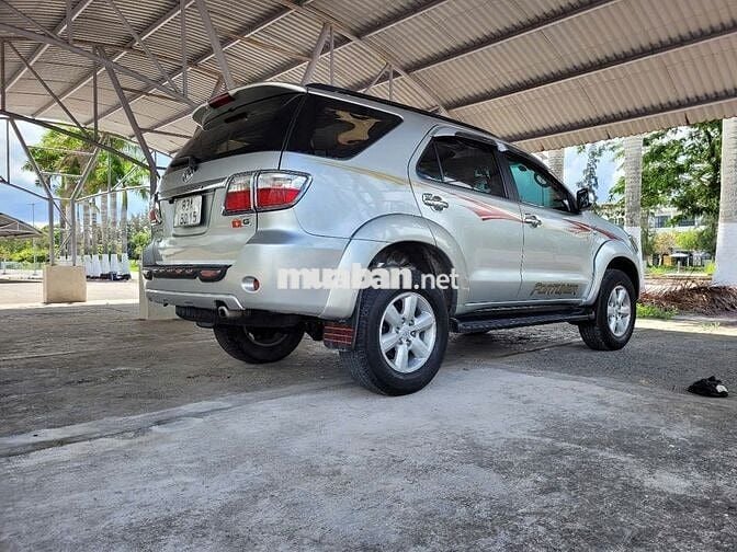 Gia đình bán xe Toyota Fortuner số sàn đời 2011