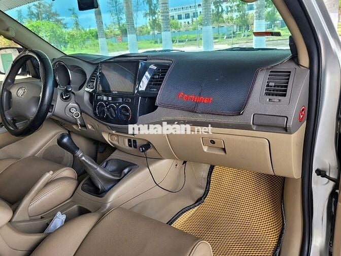 Gia đình bán xe Toyota Fortuner số sàn đời 2011