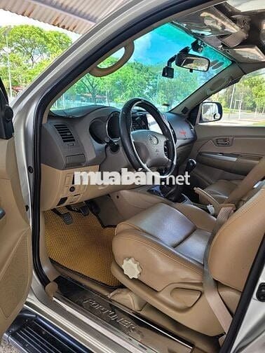 Gia đình bán xe Toyota Fortuner số sàn đời 2011