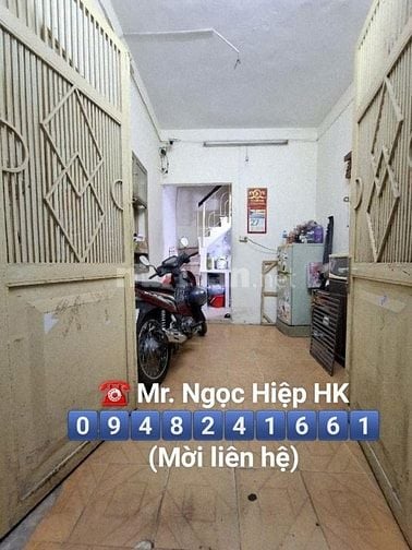 2 NGOẶT TỪ MẶT PHỐ VÀO, XE MÁY TRÁNH NHAU THỎA MÁI,TRƯỚC NHÀ NGÕ THÔNG