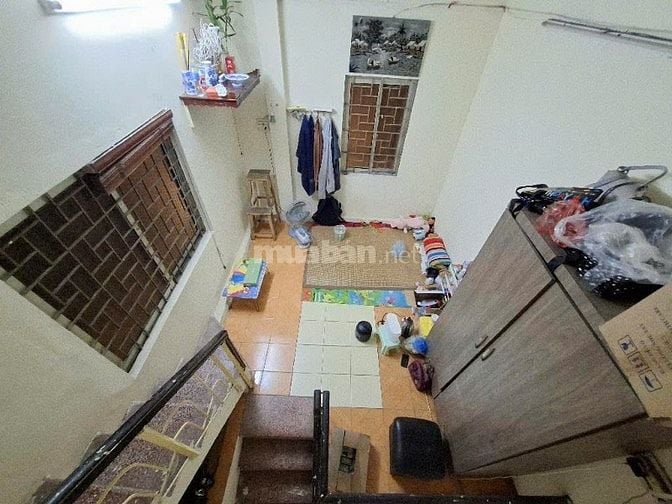2 NGOẶT TỪ MẶT PHỐ VÀO, XE MÁY TRÁNH NHAU THỎA MÁI,TRƯỚC NHÀ NGÕ THÔNG