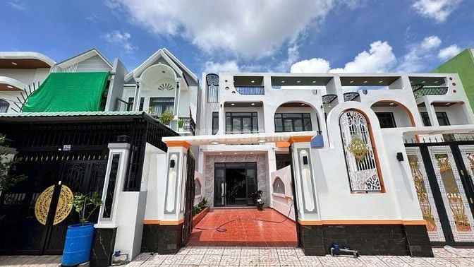 Nhà thiết kế hiện đại 5x35 có sân đậu ô tô ngay chợ Trung Thành SHR.