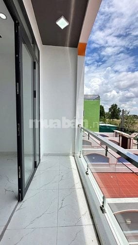 Nhà thiết kế hiện đại 5x35 có sân đậu ô tô ngay chợ Trung Thành SHR.