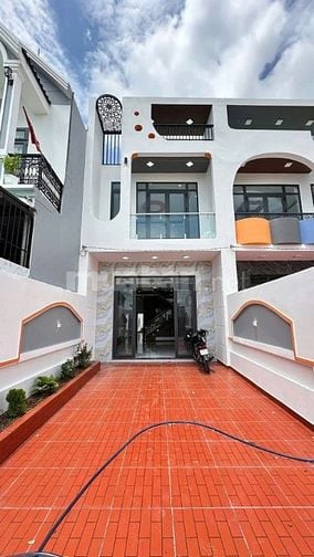 Nhà thiết kế hiện đại 5x35 có sân đậu ô tô ngay chợ Trung Thành SHR.