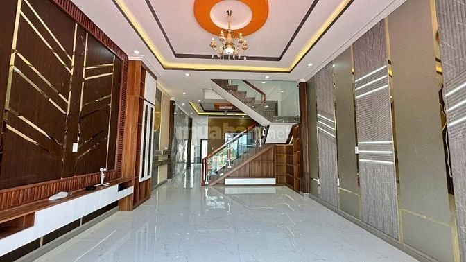 Nhà thiết kế hiện đại 5x35 có sân đậu ô tô ngay chợ Trung Thành SHR.