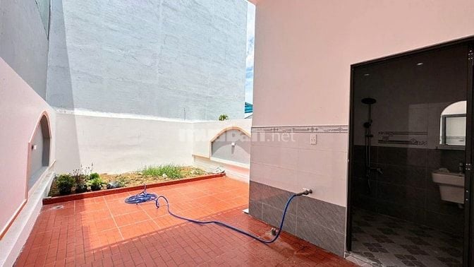 Nhà thiết kế hiện đại 5x35 có sân đậu ô tô ngay chợ Trung Thành SHR.