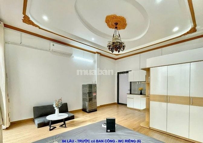 Nhà Ni Sư Huỳnh Liên. Xe hơi đậu trong nhà. 