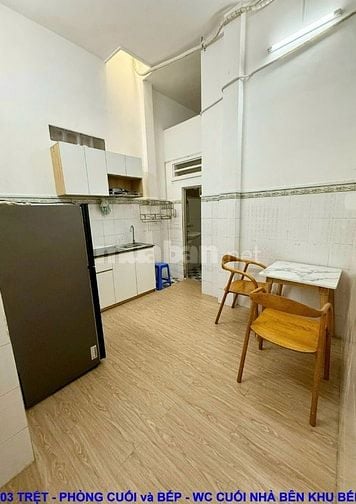 Nhà Ni Sư Huỳnh Liên. Xe hơi đậu trong nhà. 