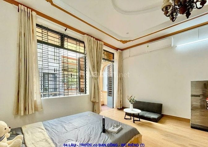 Nhà Ni Sư Huỳnh Liên. Xe hơi đậu trong nhà. 