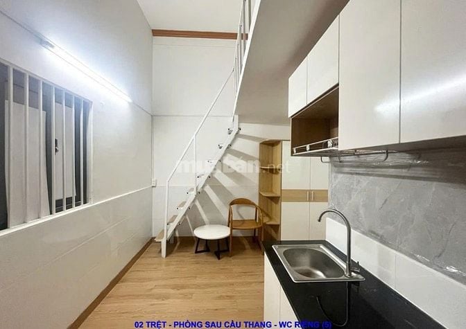 Nhà Ni Sư Huỳnh Liên. Xe hơi đậu trong nhà. 