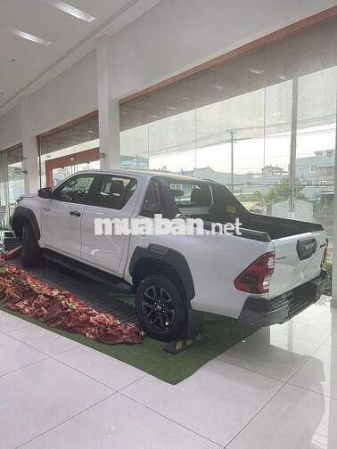 Toyota Hilux 2025 Adventure 2.8L 4x4 AT giao ngay