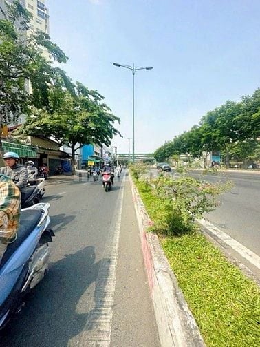 Nhà bán ngang 5,3 mặt tiền đường phạm văn đồng