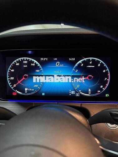 Mercedes Benz E Class 2022 E300 AMG - 37000 km