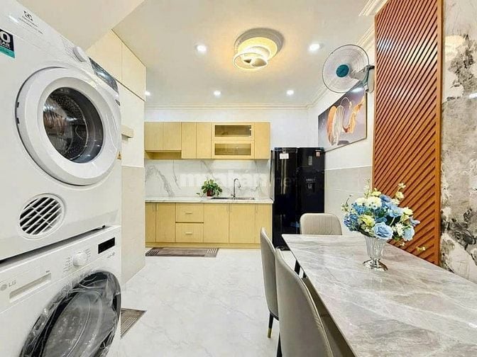 Bán gấp nhà Trần Huy Liệu 64m², trung tâm, gần sân bay, giá bán 4tỷ5