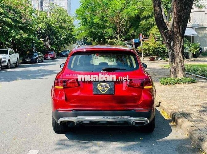 GLC200 form mới – màu đỏ độc – giá chỉ tầm 1 TỶ