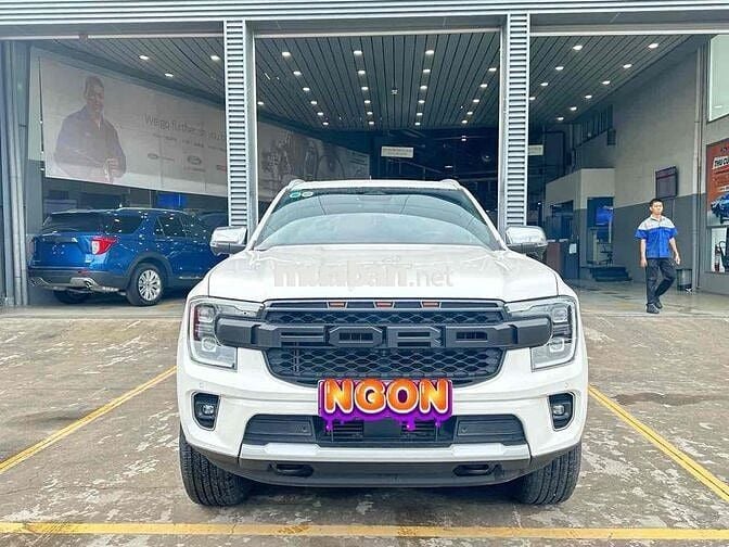 Ford Everest Titanium 4x4 màu trắng odo 2 vạn luot