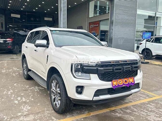 Ford Everest Titanium 4x4 màu trắng odo 2 vạn luot