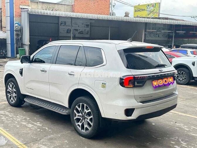 Ford Everest Titanium 4x4 màu trắng odo 2 vạn luot