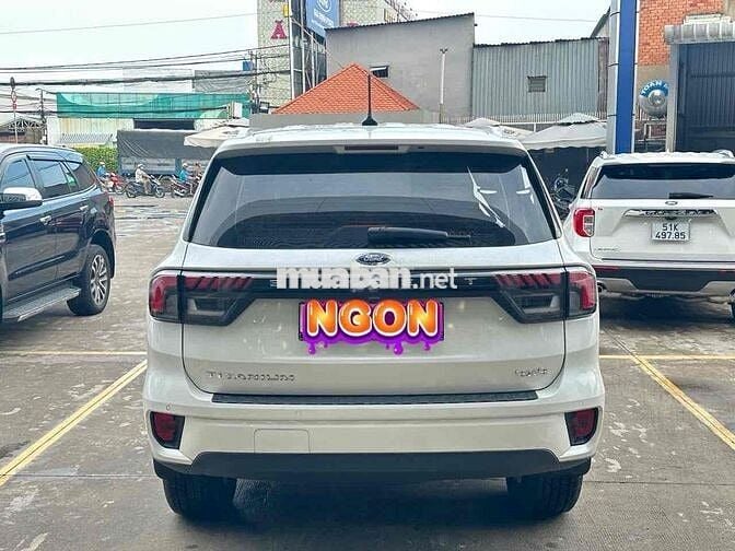 Ford Everest Titanium 4x4 màu trắng odo 2 vạn luot