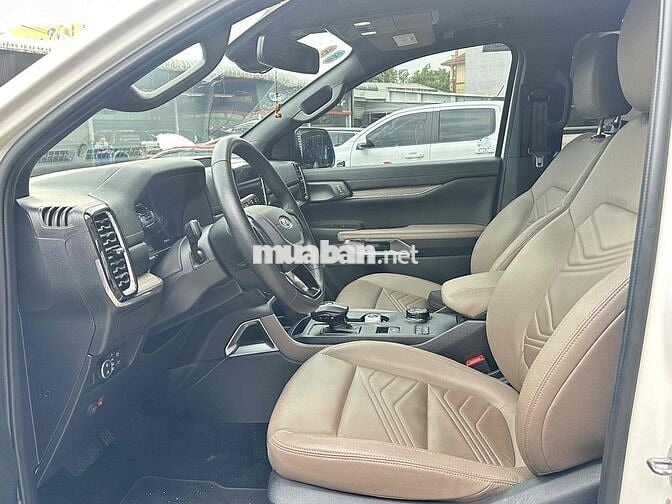 Ford Everest Titanium 4x4 màu trắng odo 2 vạn luot