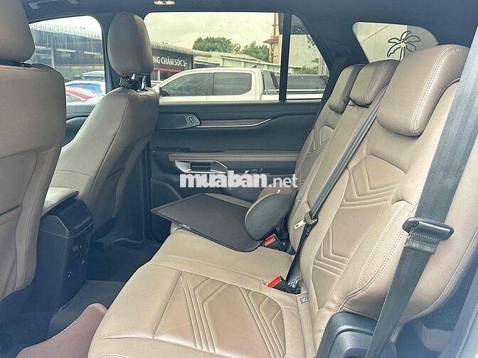 Ford Everest Titanium 4x4 màu trắng odo 2 vạn luot