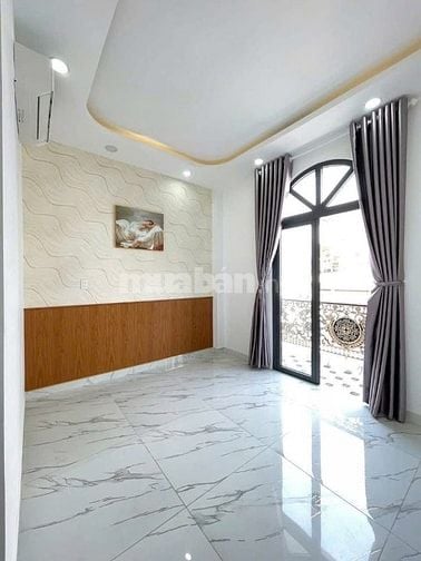Đi nước ngoài định cư bán gấp nhà ở đường Lạc Long Quân, phường 5, quậ