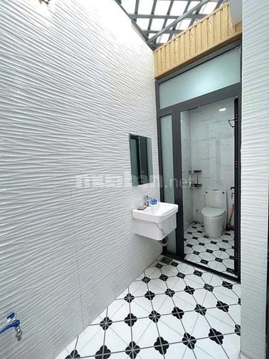 Đi nước ngoài định cư bán gấp nhà ở đường Lạc Long Quân, phường 5, quậ