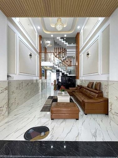 Đi nước ngoài định cư bán gấp nhà ở đường Lạc Long Quân, phường 5, quậ