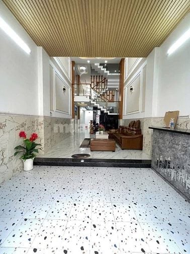 Đi nước ngoài định cư bán gấp nhà ở đường Lạc Long Quân, phường 5, quậ