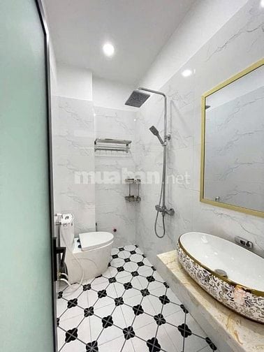 Đi nước ngoài định cư bán gấp nhà ở đường Lạc Long Quân, phường 5, quậ