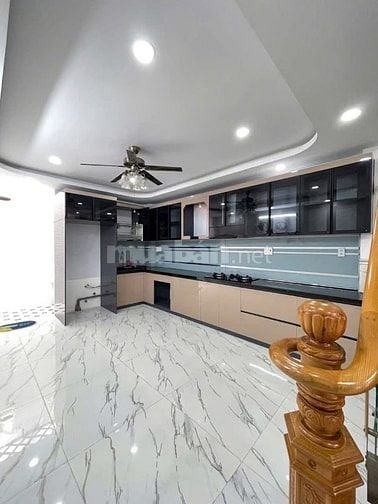 Đi nước ngoài định cư bán gấp nhà ở đường Lạc Long Quân, phường 5, quậ
