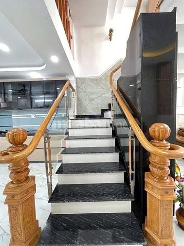 Đi nước ngoài định cư bán gấp nhà ở đường Lạc Long Quân, phường 5, quậ