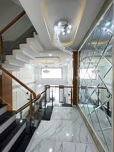 Đi nước ngoài định cư bán gấp nhà ở đường Lạc Long Quân, phường 5, quậ