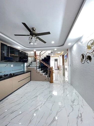 Đi nước ngoài định cư bán gấp nhà ở đường Lạc Long Quân, phường 5, quậ